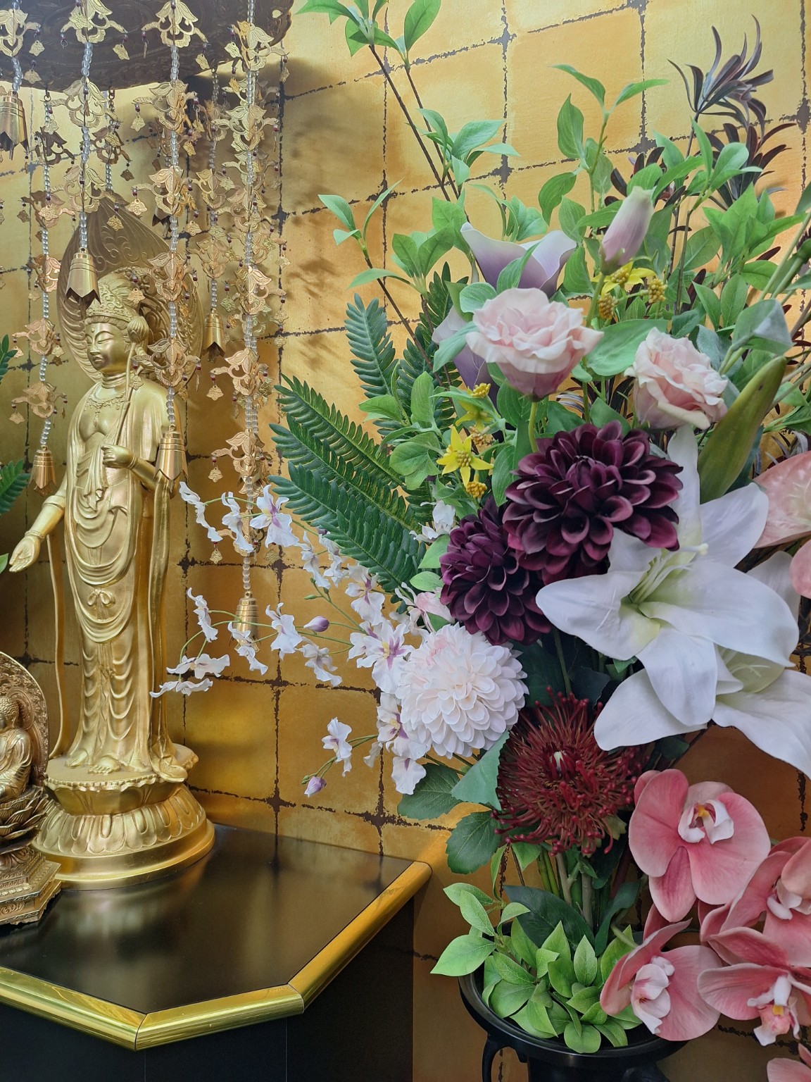 ペット供養のためのお花と観音像