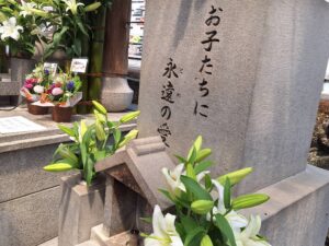 お花が供えられた供養塔と大切な家族への祈り