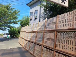 大阪稲荷山動物霊園に並ぶペット供養のお塔婆